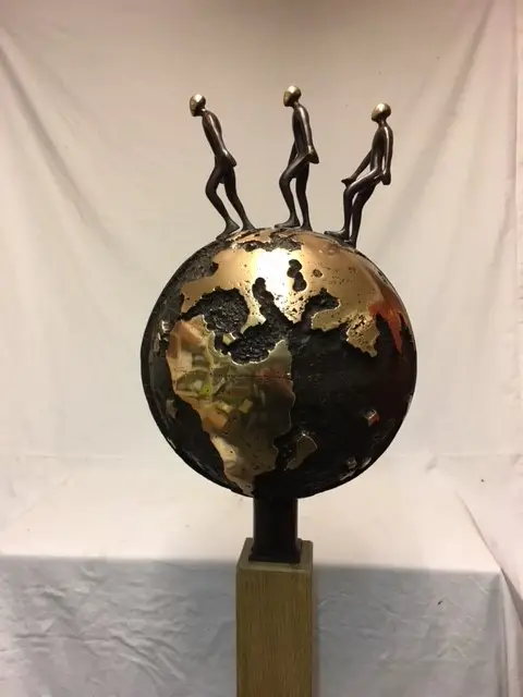 Aroung the world, Brons, 1m70 hoog