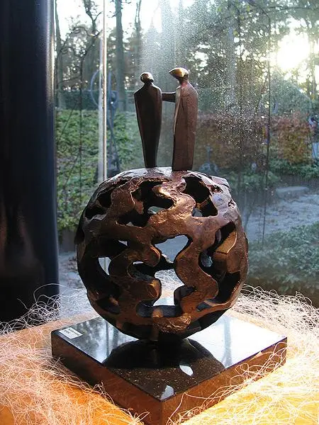 Samen op de wereld, Brons, hoogte 35 cm