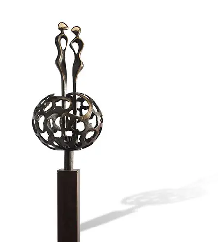 Verliefd koppel in bol, Brons 73 × 35 cm