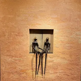 Liefdevol begrijpend, Acryl op hout met bronzen beeld, 1 × 1 m