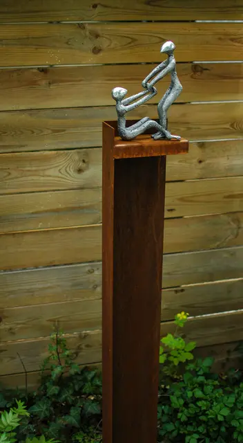 Helpende handen, Aluminium en cortenstaal