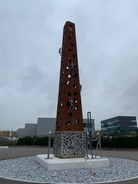 Als 1 team, Aluminium en cortenstaal, 6 m hoog
