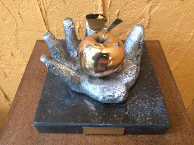 Hand met appel, Brons en aluminium