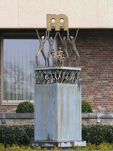 Gedragen door vrijwilligers, Brons, hoogte 2,5 meter